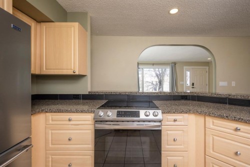 6031 Lacombe Way Sw, Calgary, AB 