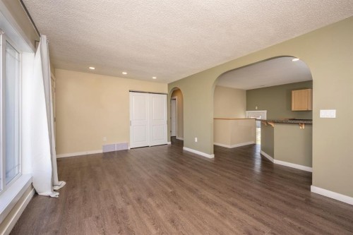 6031 Lacombe Way Sw, Calgary, AB 