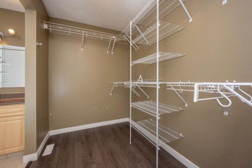 6031 Lacombe Way Sw, Calgary, AB 