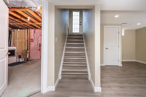 6031 Lacombe Way Sw, Calgary, AB 