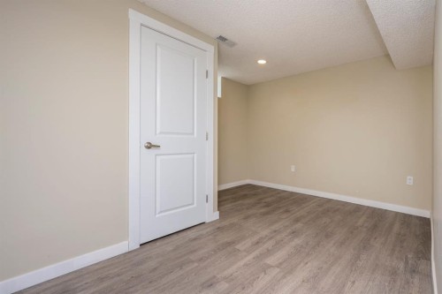 6031 Lacombe Way Sw, Calgary, AB 