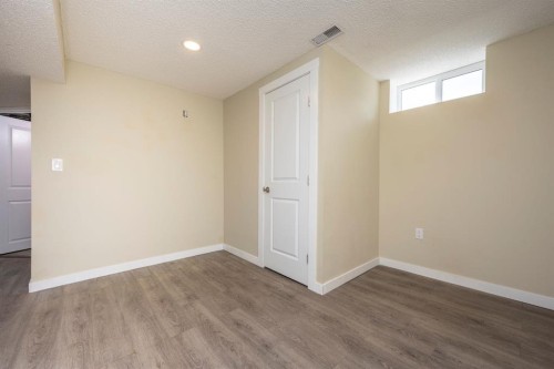 6031 Lacombe Way Sw, Calgary, AB 