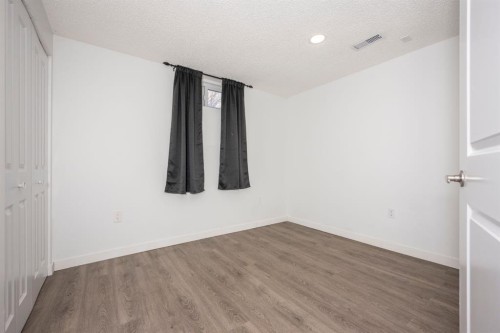 6031 Lacombe Way Sw, Calgary, AB 