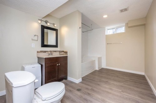 6031 Lacombe Way Sw, Calgary, AB 