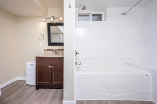 6031 Lacombe Way Sw, Calgary, AB 