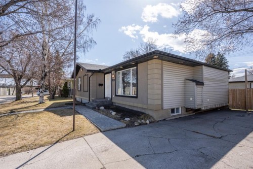 6031 Lacombe Way Sw, Calgary, AB 