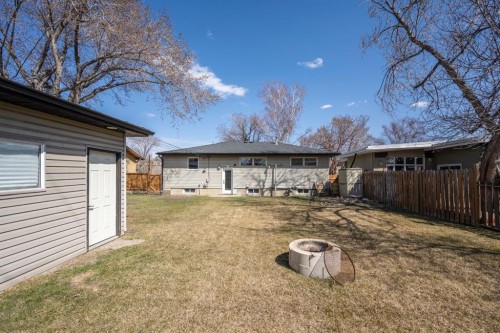 6031 Lacombe Way Sw, Calgary, AB 