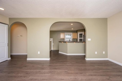 6031 Lacombe Way Sw, Calgary, AB 