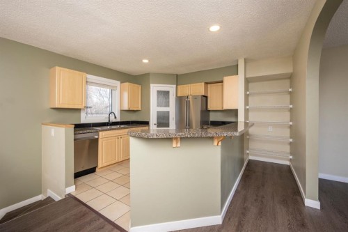 6031 Lacombe Way Sw, Calgary, AB 