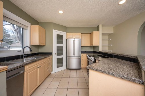 6031 Lacombe Way Sw, Calgary, AB 