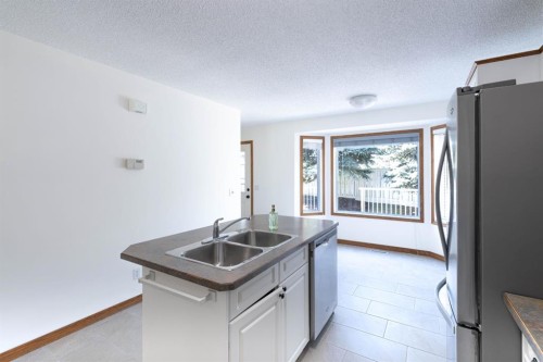 8-120 Ross Avenue, Cochrane, AB 