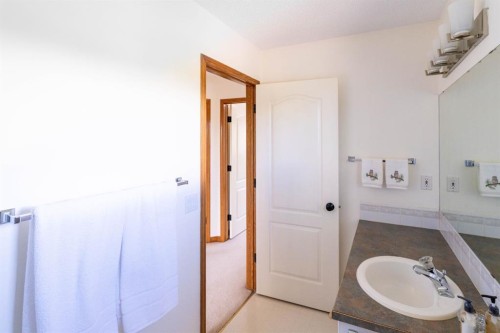 8-120 Ross Avenue, Cochrane, AB 