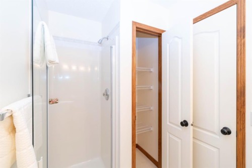 8-120 Ross Avenue, Cochrane, AB 