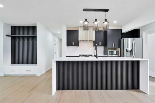 4940 45 Street Sw, Calgary, AB - Indoor Photo Showing Kitchen