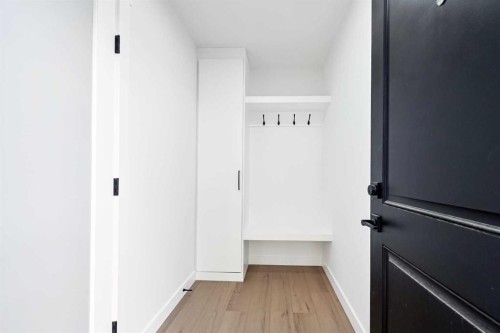 4940 45 Street Sw, Calgary, AB - Indoor Photo Showing Other Room