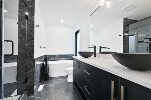 4940 45 Street Sw, Calgary, AB - Indoor Photo Showing Bathroom