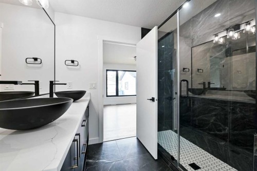4940 45 Street Sw, Calgary, AB - Indoor Photo Showing Bathroom