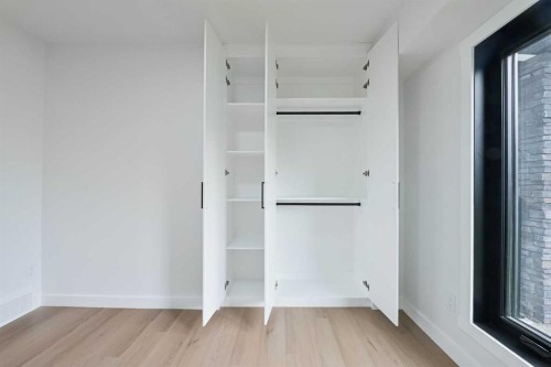 4940 45 Street Sw, Calgary, AB - Indoor Photo Showing Other Room