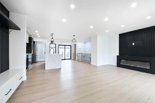 4940 45 Street Sw, Calgary, AB - Indoor Photo Showing Living Room