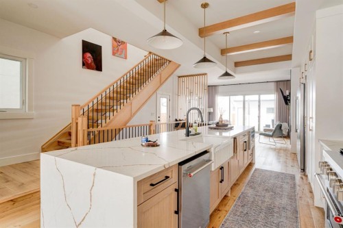 2440 31 Avenue Sw, Calgary, AB 