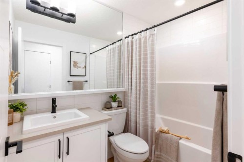 1510 Rangeview Drive Se, Calgary, AB - Indoor Photo Showing Bathroom