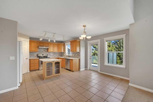 8 Valley Creek Crescent Nw, Calgary, AB - Indoor Photo Showing Kitchen