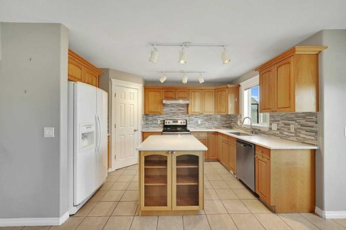 8 Valley Creek Crescent Nw, Calgary, AB - Indoor Photo Showing Kitchen
