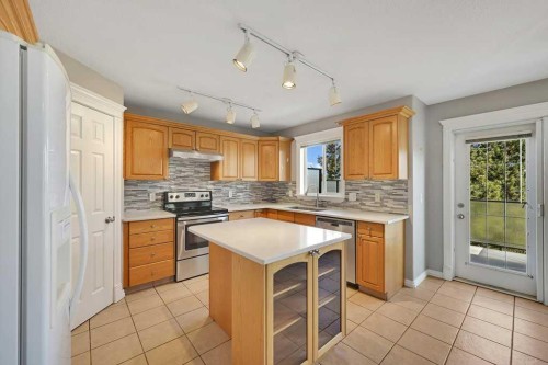8 Valley Creek Crescent Nw, Calgary, AB - Indoor Photo Showing Kitchen