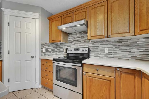 8 Valley Creek Crescent Nw, Calgary, AB - Indoor Photo Showing Kitchen