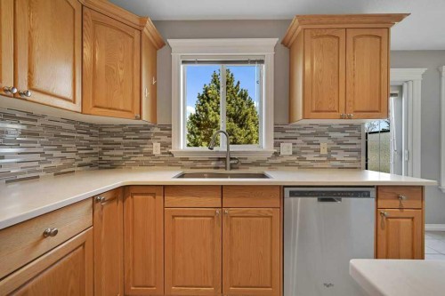 8 Valley Creek Crescent Nw, Calgary, AB - Indoor Photo Showing Kitchen