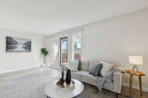 1121 Berkley Drive Nw, Calgary, AB - Indoor Photo Showing Living Room
