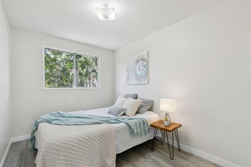 1121 Berkley Drive Nw, Calgary, AB - Indoor Photo Showing Bedroom