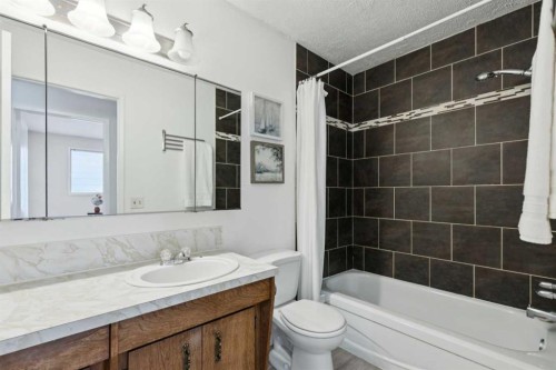 1121 Berkley Drive Nw, Calgary, AB - Indoor Photo Showing Bathroom