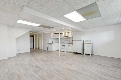 1121 Berkley Drive Nw, Calgary, AB - Indoor Photo Showing Other Room