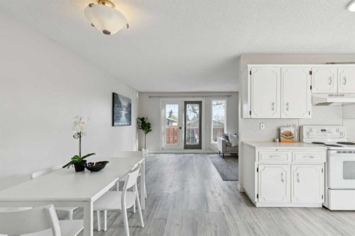 1121 Berkley Drive Nw, Calgary, AB - Indoor Photo Showing Kitchen
