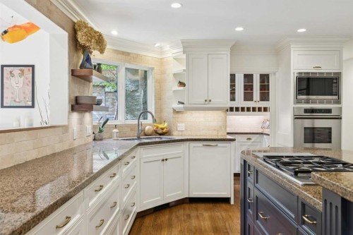 3013 Montcalm Crescent Sw, Calgary, AB - Indoor Photo Showing Kitchen With Upgraded Kitchen