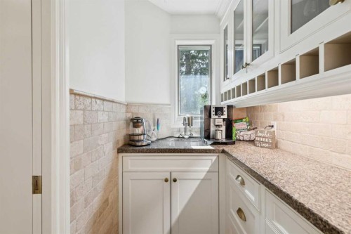 3013 Montcalm Crescent Sw, Calgary, AB - Indoor Photo Showing Kitchen