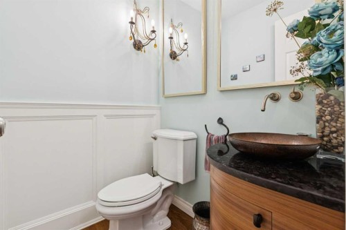 3013 Montcalm Crescent Sw, Calgary, AB - Indoor Photo Showing Bathroom