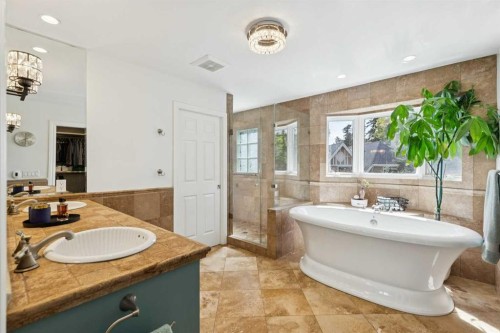 3013 Montcalm Crescent Sw, Calgary, AB - Indoor Photo Showing Bathroom
