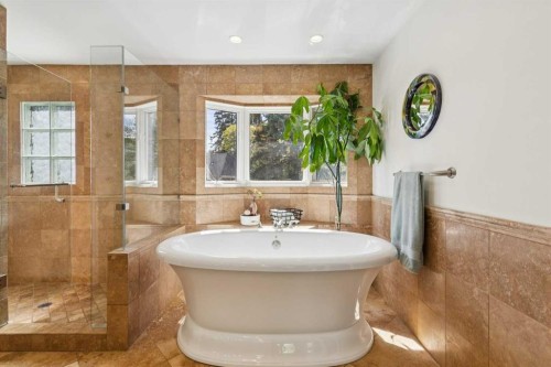 3013 Montcalm Crescent Sw, Calgary, AB - Indoor Photo Showing Bathroom