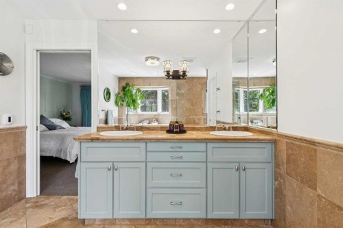 3013 Montcalm Crescent Sw, Calgary, AB - Indoor Photo Showing Bathroom
