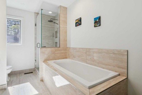 3013 Montcalm Crescent Sw, Calgary, AB - Indoor Photo Showing Bathroom