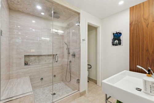 3013 Montcalm Crescent Sw, Calgary, AB - Indoor Photo Showing Bathroom