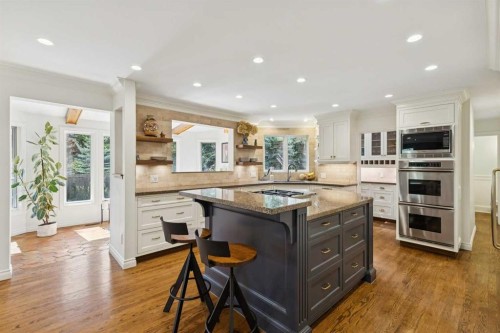 3013 Montcalm Crescent Sw, Calgary, AB - Indoor Photo Showing Kitchen With Upgraded Kitchen