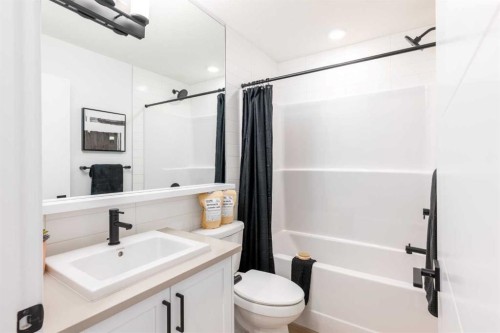 1506 Rangeview Drive Se, Calgary, AB - Indoor Photo Showing Bathroom