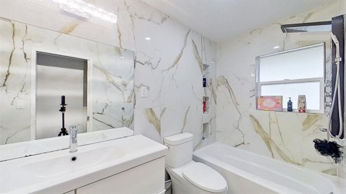 101-1305 Glenmore Trail, Calgary, AB - Indoor Photo Showing Bathroom