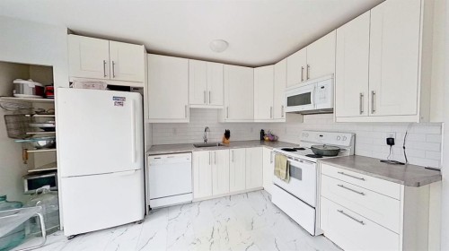 101-1305 Glenmore Trail, Calgary, AB - Indoor Photo Showing Kitchen