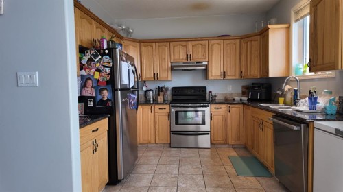 60-762 Heritage Boulevard West, Lethbridge, AB - Indoor Photo Showing Kitchen With Double Sink