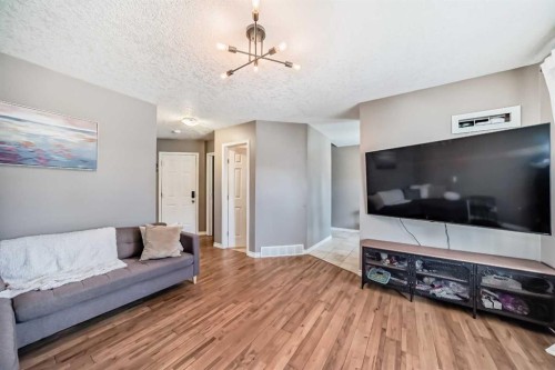 173 Eversyde Common Sw, Calgary, AB - Indoor Photo Showing Living Room