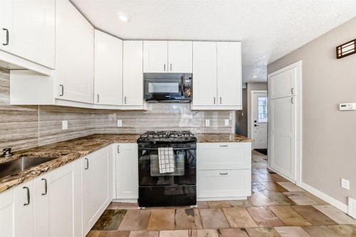 6739 Coach Hill Road Sw, Calgary, AB - Indoor Photo Showing Kitchen With Upgraded Kitchen